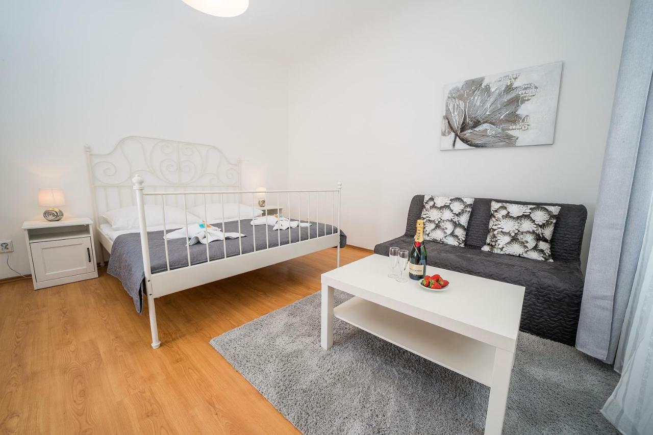 Apartments Pushkin Praha Bagian luar foto